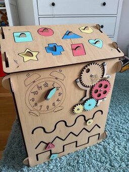 BusyKids Activity Board domeček - skvělý stav