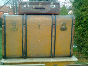 lodní kufr, 2ks, rámy obrazu, selský stůl se šuplíky
