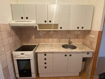 Kuchyňská linka včetně dřezu a baterie