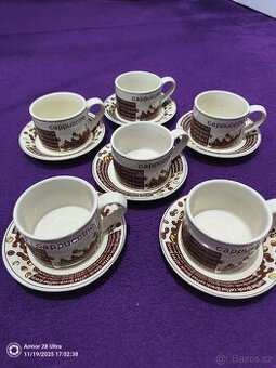 Sada šesti hrníčků a podšálků na kávu nebo cappuccino