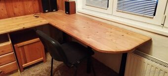 Psací stůl s menší knihovnou