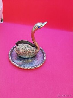 Kovová labuť na podstavci