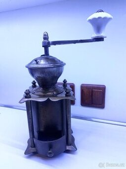 STAROŽITNÝ MLÝNEK NA KÁVU