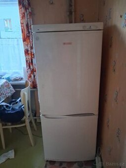 Starší funkční lednice s mrazákem
