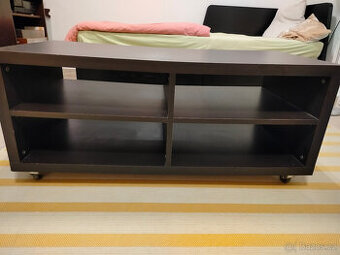 TV stolek tmavě hnědý asi IKEA Bestå