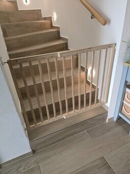 Dětská zábrana na schodiště – dřevěná, nastavitelná