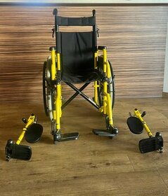 Dětský invalidní vozík s opěrkami pro nohy