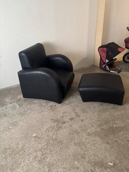 PRODÁM RELAXAČNÍ KŘESLO A PODNOŽNÍKKEM PRAVÁ KŮŽE