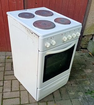 Elektrický sporák Mora typ 3430.1000 litinové plotny