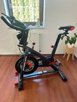 Cyklotrenažér SCHWINN IC800 Zwift, původně 34000, dovoz domů