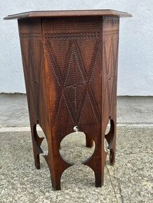 Vyřezávaný stolek