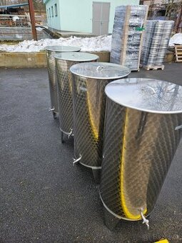 Nerzové nádoby na víno