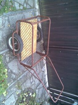 Nevyužitý vozík na zahradu