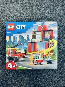 - LEGO City 60375 Hasičská stanice a auto -