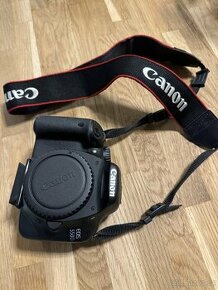 Canon EOS 550d se dvěma objektivy a brasnou