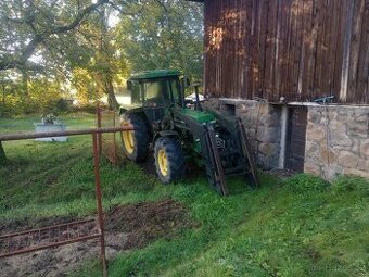 Traktor 4x4 s čelním nákladačem