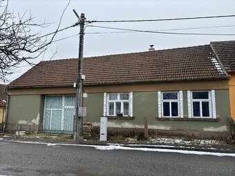 Rodinný dům 3+1 se zahradou v klidné části obce Třebenice - 1