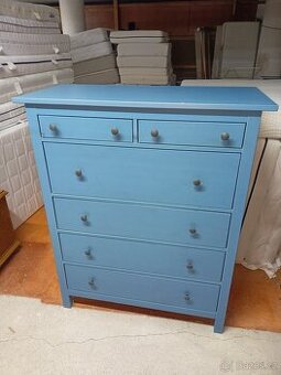 Prodám hezkou komodu z masivu IKEA HEMNES v modrém odstínu