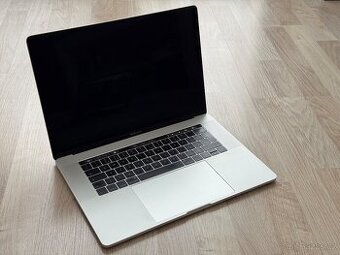 Apple Macbook Pro 15 Touch Bar - Silver - ČTĚTE