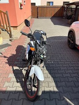 Honda CB125F bouraná