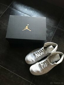 Air Jordan 1 mid triple white