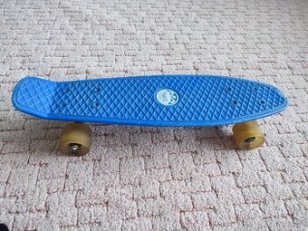 Skateboard se svítícími kolečky
