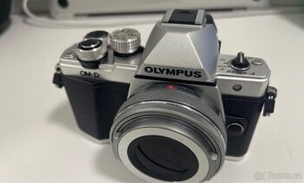 Olympus E-M10 Mark II s objektivem Olympus 14-24mm