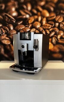 Jura E8 po leasingu (záruka, DPH)