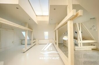Pronájem jedinečného podkrovního bytu 3+kk, 123 m² – Ostrava