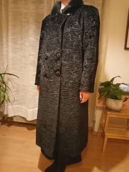 Kožešinový černý kabát