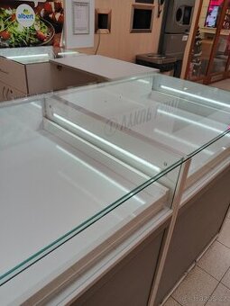 Prosklený nábytek do obchodu