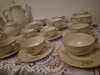 Porcelán se zlatými linkami značky Epiag Czechoslovakia