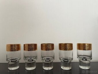 větší štamprle se zlatým okrajem