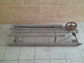 Staré sáně s volantem