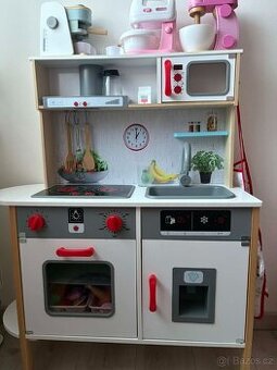 dětská dřevěná kuchyňka