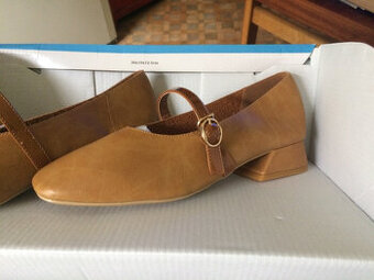 NOVÉ -Kožené, příjemné, elegantní. Dámské boty, zcela nové.