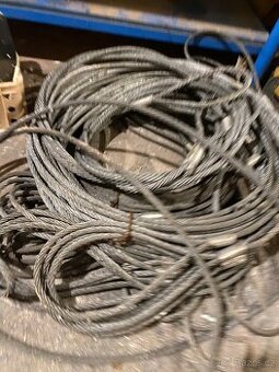 Ocelové úvazy z jeřábu