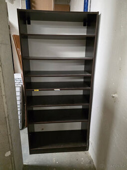 Daruji tmavě hnědou knihovnu/regál s rozbitým dnem