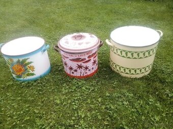 Hrnce , smaltovane hrnce