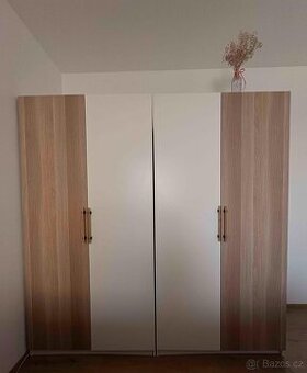 Šatní skříň IKEA – moderní, prostorná, TOP stav