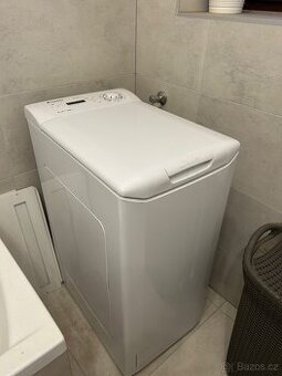 Vrchem plněná úzká pračka Candy