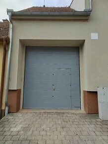Sekční garážová vrata s dveřmi - nepoužitá