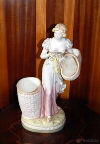 Porcelánová figurina Royal Dux „Žena s košíky“