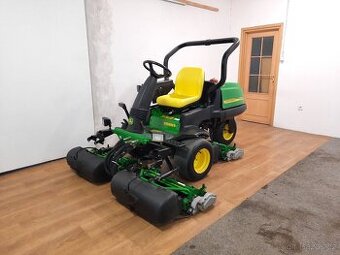 Vřetenová sekačka John Deere 2500A