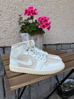 Jordan 1 mid legend light brown
