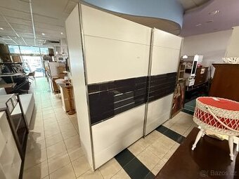 Šatní skříň s posuvnými dveřmi 230 cm