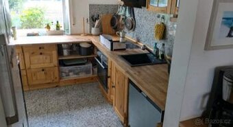 Borovicová kuchyně s příborníkem a spotřebiči,4997