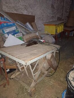 Prodám pilu cerkulárku s vyklápěcím stolem
