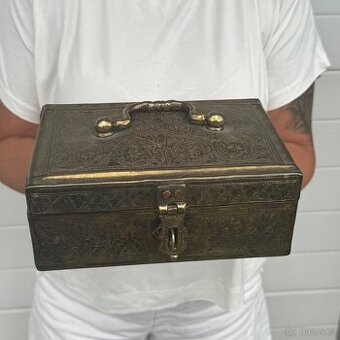 Zdobená mosazná šperkovnice