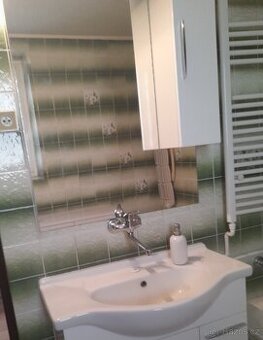 prodám skříňku se zrcadlem a umyvadlo